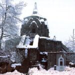 Shankaracharya_Temple_in_Srinagar,_India,_under_snow_(cropped)